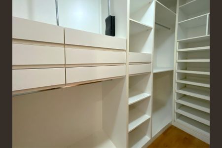 Apartamento à venda com 150m², 4 quartos e 4 vagas Apartamento à venda com 150m², 4 quartos e 4 vagasCloset da Suíte 1