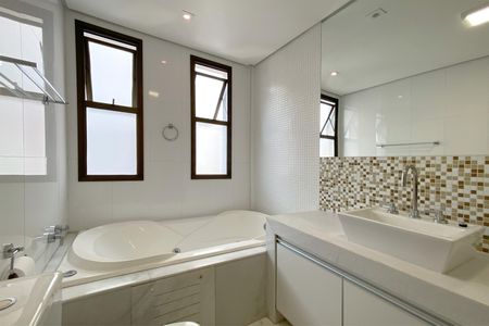 Apartamento à venda com 150m², 4 quartos e 4 vagas Apartamento à venda com 150m², 4 quartos e 4 vagasBanheiro da Suíte 1