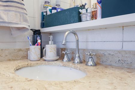 Apartamento à venda com 74m², 2 quartos e 2 vagasBanheiro da Suíte