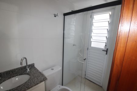 Banheiro de apartamento para alugar com 1 quarto, 27m² em Vila Nivi, São Paulo
