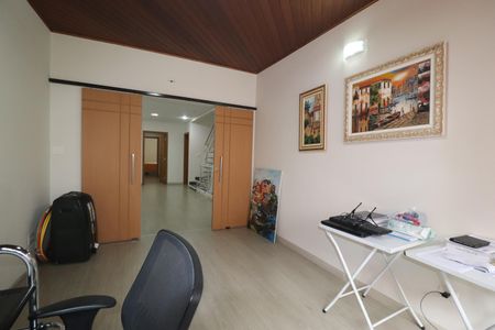 Casa à venda com 308m², 4 quartos e 4 vagasEscritório