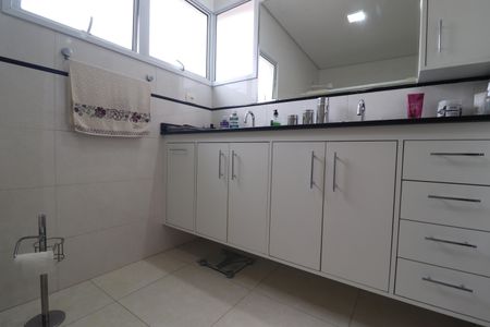 Casa à venda com 308m², 4 quartos e 4 vagasBanheiro da Suíte 1