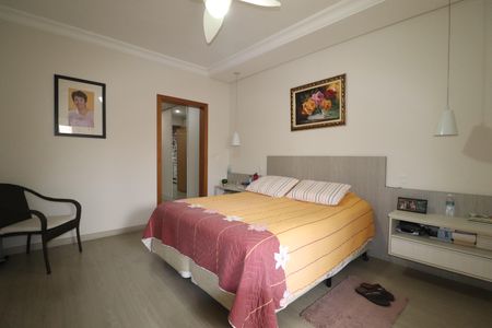 Casa à venda com 308m², 4 quartos e 4 vagasSuíte 1