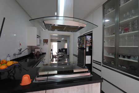 Casa à venda com 308m², 4 quartos e 4 vagasCozinha