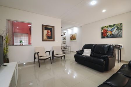 Casa à venda com 308m², 4 quartos e 4 vagasSala