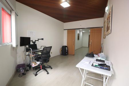 Casa à venda com 308m², 4 quartos e 4 vagasEscritório