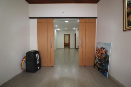 Casa à venda com 308m², 4 quartos e 4 vagasEscritório