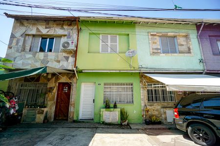 Casa à venda com 80m², 2 quartos e 1 vaga Casa à venda com 80m², 2 quartos e 1 vagaFachada
