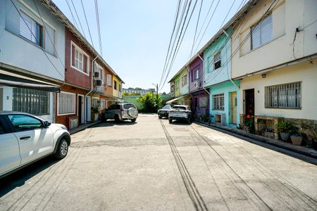 Casa à venda com 80m², 2 quartos e 1 vaga Casa à venda com 80m², 2 quartos e 1 vagaÁrea externa da vila