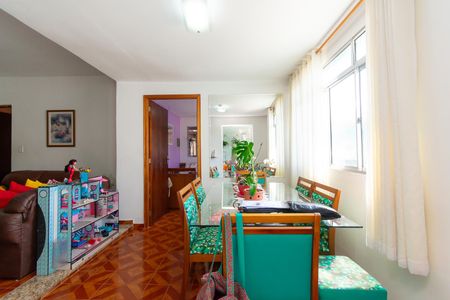 Casa à venda com 160m², 4 quartos e 4 vagasSala