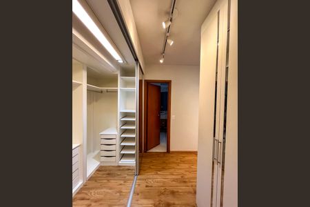Apartamento à venda com 195m², 3 quartos e 3 vagasCloset da suíte 2