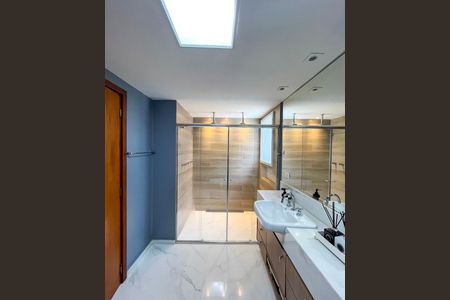 Apartamento à venda com 195m², 3 quartos e 3 vagasBanheiro da Suíte 2