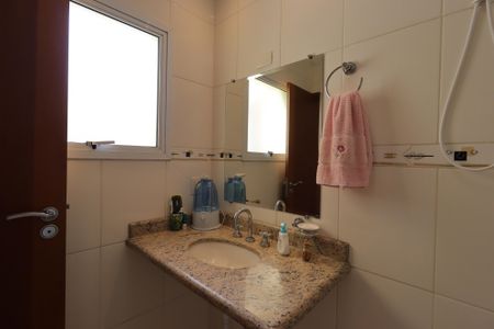 Casa à venda com 257m², 3 quartos e 4 vagasBanheiro da Suíte 2