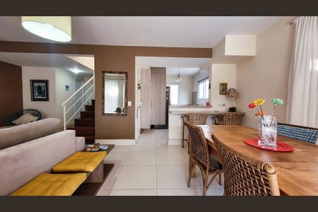 Casa de condomínio à venda com 150m², 3 quartos e 2 vagas Casa de condomínio à venda com 150m², 3 quartos e 2 vagasSala de Jantar