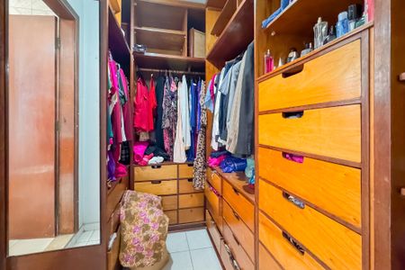 Casa à venda com 149m², 3 quartos e 2 vagas Casa à venda com 149m², 3 quartos e 2 vagasCloset da suíte