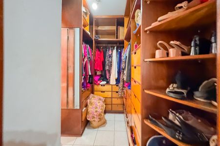 Casa à venda com 149m², 3 quartos e 2 vagas Casa à venda com 149m², 3 quartos e 2 vagasCloset da suíte