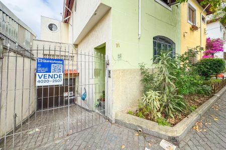 Casa à venda com 149m², 3 quartos e 2 vagas Casa à venda com 149m², 3 quartos e 2 vagasFachada