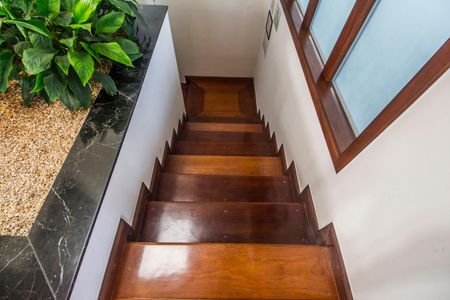 Casa de condomínio à venda com 703m², 4 quartos e 4 vagasEscada