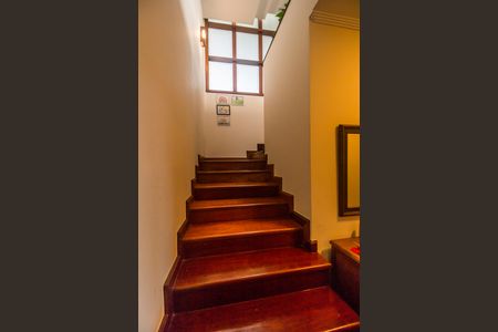 Casa de condomínio à venda com 703m², 4 quartos e 4 vagasEscada