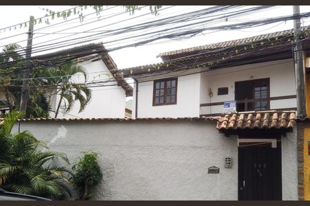 Casa à venda com 140m², 3 quartos e 2 vagasFachada