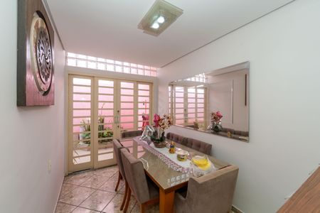 Casa à venda com 180m², 4 quartos e 2 vagas Casa à venda com 180m², 4 quartos e 2 vagasSala