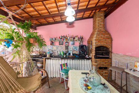 Casa à venda com 180m², 4 quartos e 2 vagas Casa à venda com 180m², 4 quartos e 2 vagasÁrea Externa