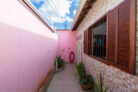 Casa à venda com 180m², 4 quartos e 2 vagas Casa à venda com 180m², 4 quartos e 2 vagasCorredor Externa