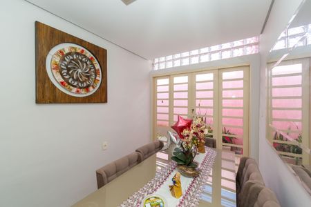 Casa à venda com 180m², 4 quartos e 2 vagas Casa à venda com 180m², 4 quartos e 2 vagasSala