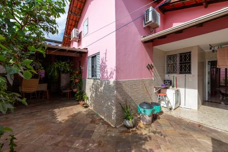 Casa à venda com 180m², 4 quartos e 2 vagas Casa à venda com 180m², 4 quartos e 2 vagasÁrea Externa