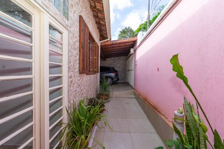 Casa à venda com 180m², 4 quartos e 2 vagas Casa à venda com 180m², 4 quartos e 2 vagasCorredor Externa