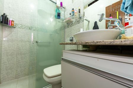 Casa à venda com 180m², 4 quartos e 2 vagas Casa à venda com 180m², 4 quartos e 2 vagasBanheiro da Suíte 2