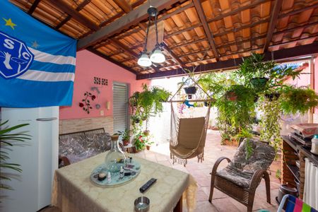 Casa à venda com 180m², 4 quartos e 2 vagas Casa à venda com 180m², 4 quartos e 2 vagasÁrea Externa