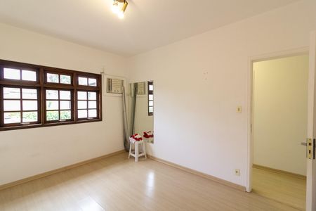 Casa à venda com 190m², 3 quartos e 4 vagas Casa à venda com 190m², 3 quartos e 4 vagasQuarto 1