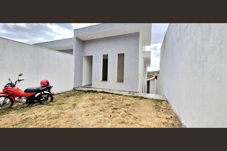 Casa à venda com 180m², 3 quartos e 2 vagas Casa à venda com 180m², 3 quartos e 2 vagasFachada