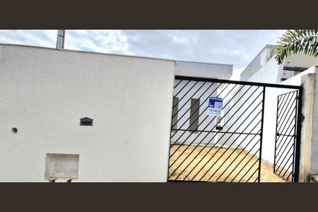 Casa à venda com 180m², 3 quartos e 2 vagas Casa à venda com 180m², 3 quartos e 2 vagasFachada