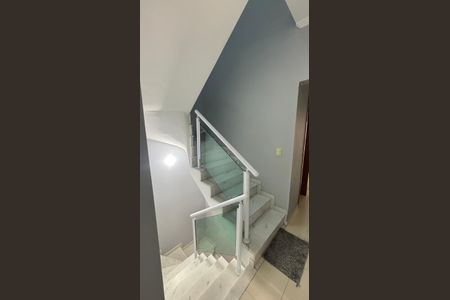 Casa à venda com 134m², 3 quartos e 2 vagas Casa à venda com 134m², 3 quartos e 2 vagasEscada