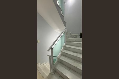 Escada de casa à venda com 3 quartos, 134m² em Vila Pires, Santo André