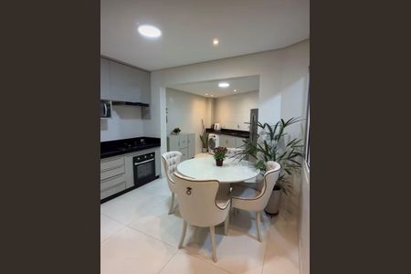 Casa à venda com 170m², 3 quartos e 2 vagasCozinha e Área de Serviço