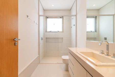 Casa à venda com 574m², 4 quartos e 6 vagasBanheiro da Suíte 3