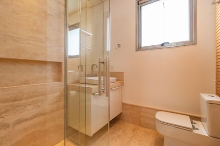 Casa à venda com 574m², 4 quartos e 6 vagasBanheiro 1 da Suíte 4