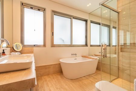 Casa à venda com 574m², 4 quartos e 6 vagasBanheiro 2 da Suíte 4