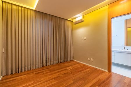 Casa à venda com 574m², 4 quartos e 6 vagasSuíte 2