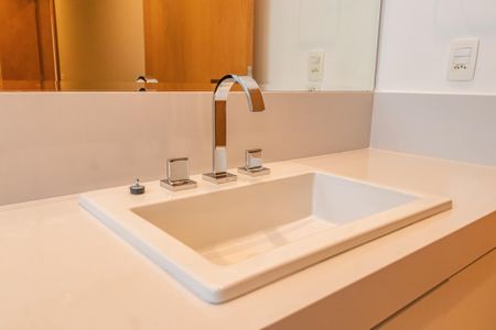 Casa à venda com 574m², 4 quartos e 6 vagasBanheiro da Suíte 2