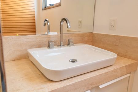 Casa à venda com 574m², 4 quartos e 6 vagasBanheiro 1 da Suíte 4