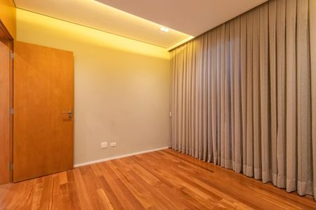 Casa à venda com 574m², 4 quartos e 6 vagasSuíte 2