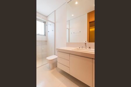 Casa à venda com 574m², 4 quartos e 6 vagasBanheiro da Suíte 2