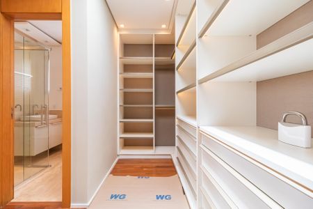 Casa à venda com 574m², 4 quartos e 6 vagasCloset da suíte 4