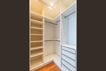 Casa à venda com 574m², 4 quartos e 6 vagasCloset da suíte 3