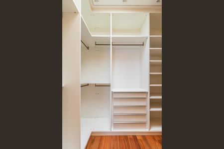 Casa à venda com 574m², 4 quartos e 6 vagasCloset da suíte 1