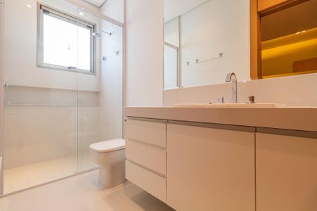 Casa à venda com 574m², 4 quartos e 6 vagasBanheiro da Suíte 2